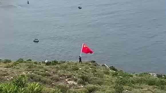 香港“挥旗哥”找到了！网友：看到向山东舰挥舞国旗的同胞特别感动