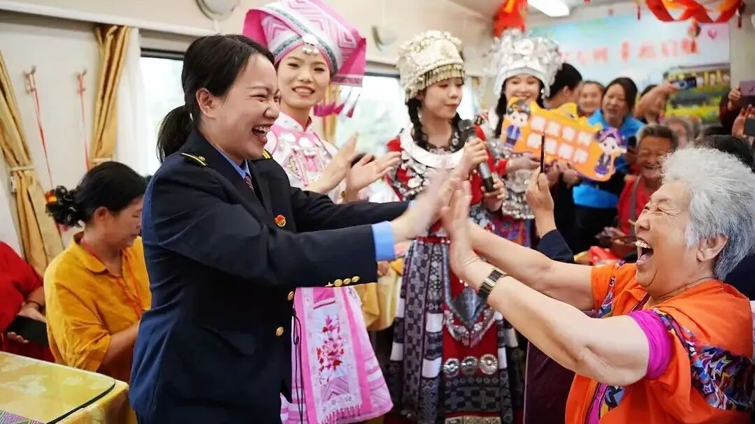 银发经济“乘”高铁，为香港注入新活力丨两会直通车