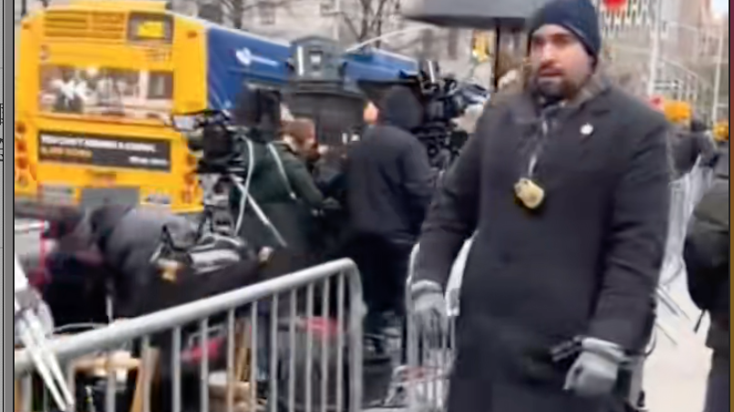 美国纽约曼哈顿联邦法院门口,几十家媒体装备齐全等候马杜罗出庭受审 美国纽约曼哈顿联邦法院门口,几十家媒体装备齐全等候马杜罗出庭受审