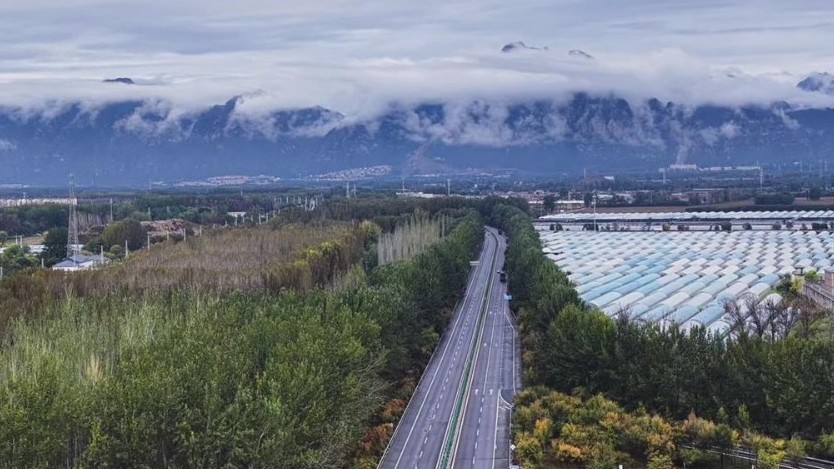 延庆：雨后秋意浓 半城云雾半城山