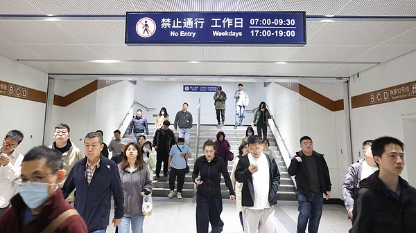 保障返京客流高峰，8条地铁线路组网延时运营