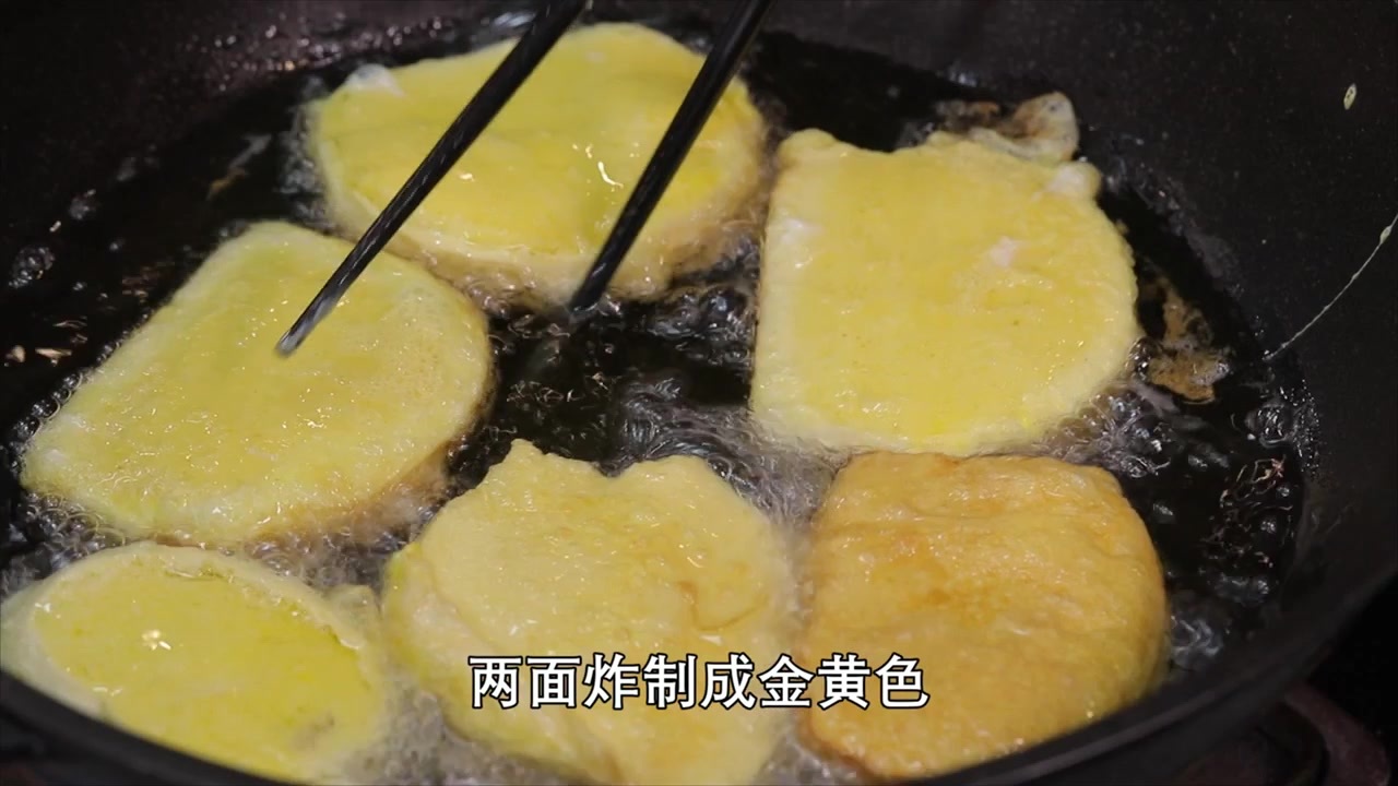 吃剩的馒头不要扔，蘸上蛋液一煎，香疯了