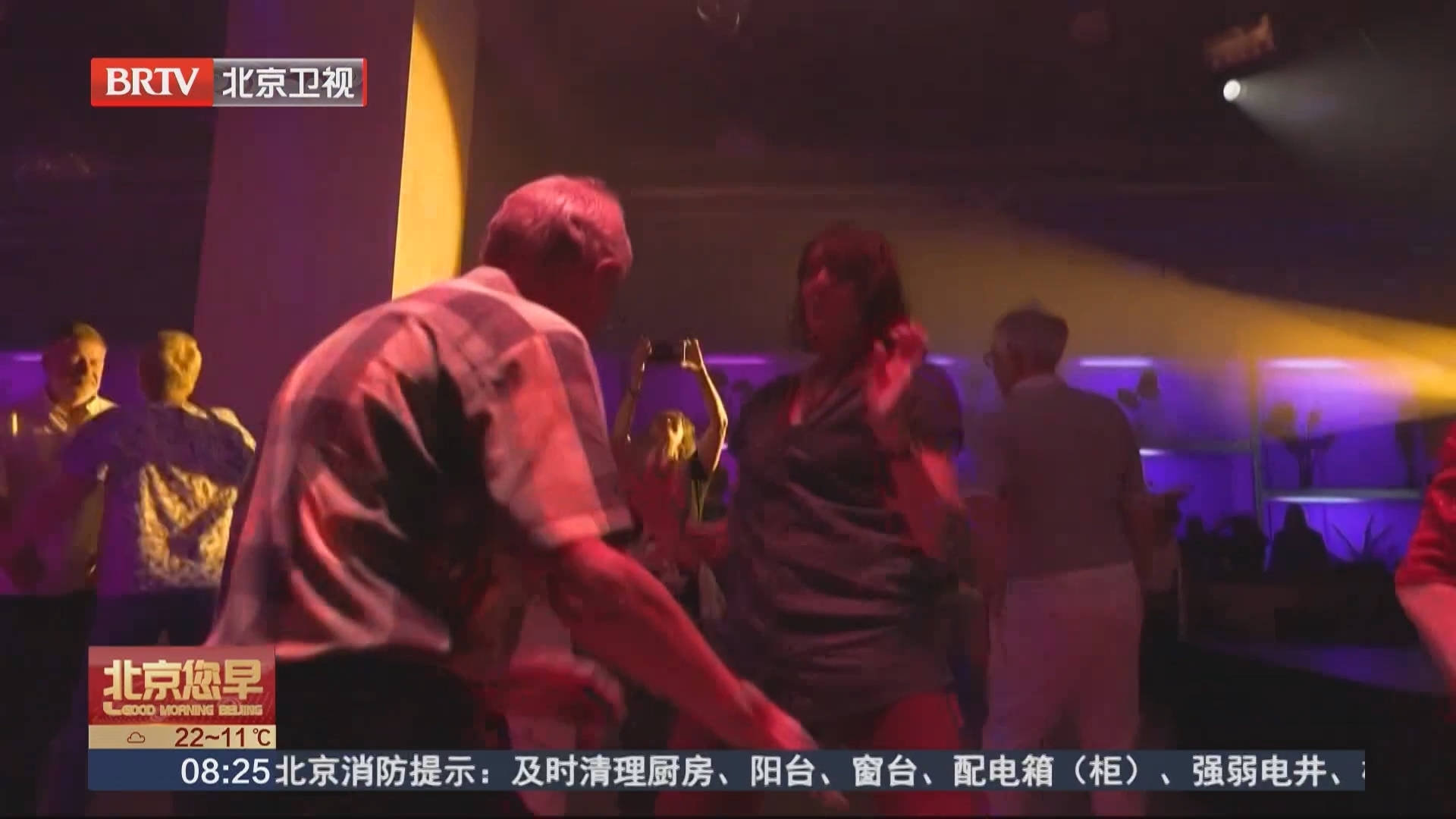 瑞士“银发族”迪斯科舞会：预热欧歌赛 老年人“嗨”起来
