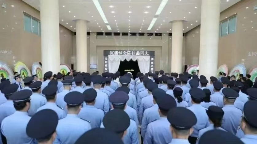 30岁女警为救跳楼轻生者牺牲