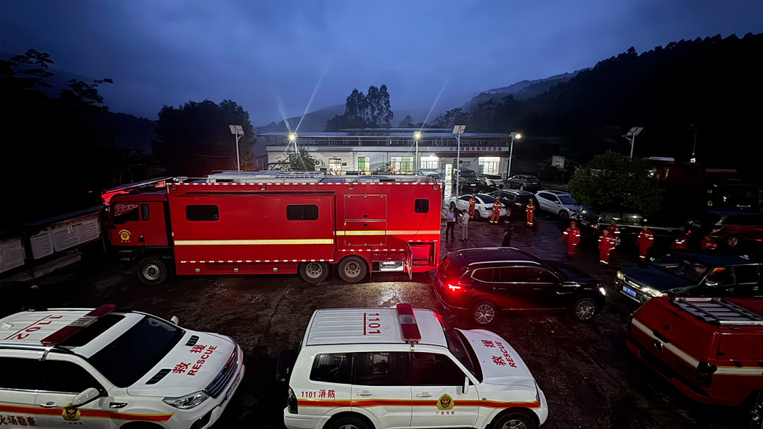 广西环江一皮卡车坠河 已致1人死亡9人失联