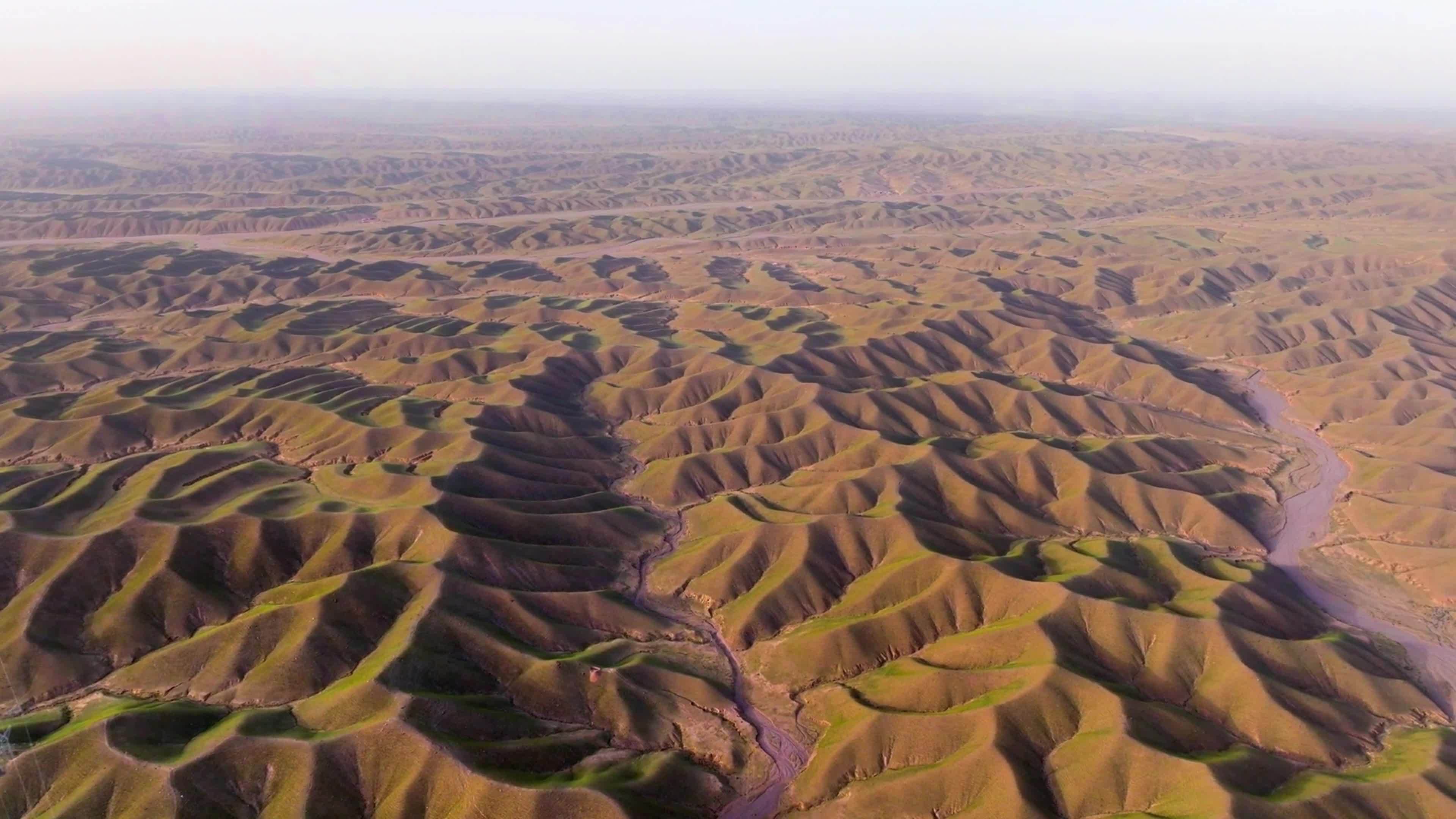 这是几千年前远古“画师”笔下的鄂尔多斯,著名的“桌子山岩画群” 这是几千年前远古“画师”笔下的鄂尔多斯,著名的“桌子山岩画群”