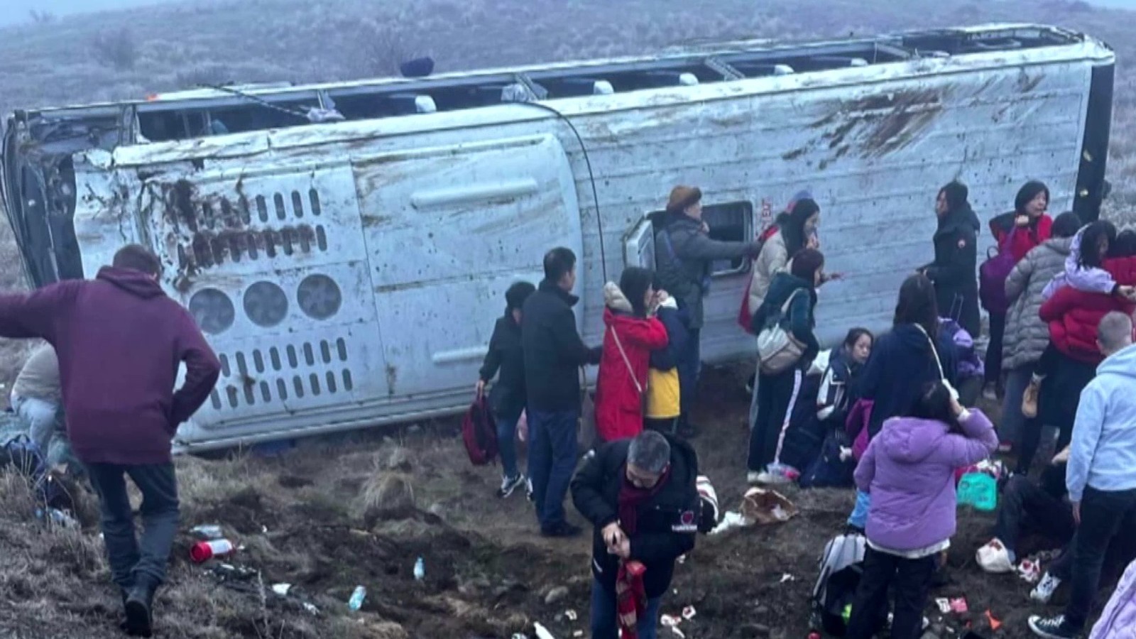 两辆载有中国游客的客车在新西兰南岛发生侧翻 两辆载有中国游客的客车在新西兰南岛发生侧翻