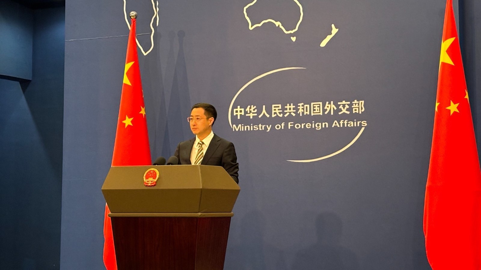 美国将对香港官员实施签证限制?外交部回应 美国将对香港官员实施签证限制?外交部回应