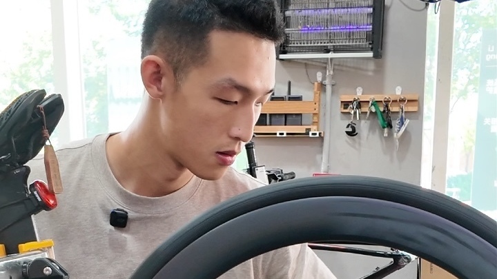 00后放弃设计专业 回乡当自行车机械师