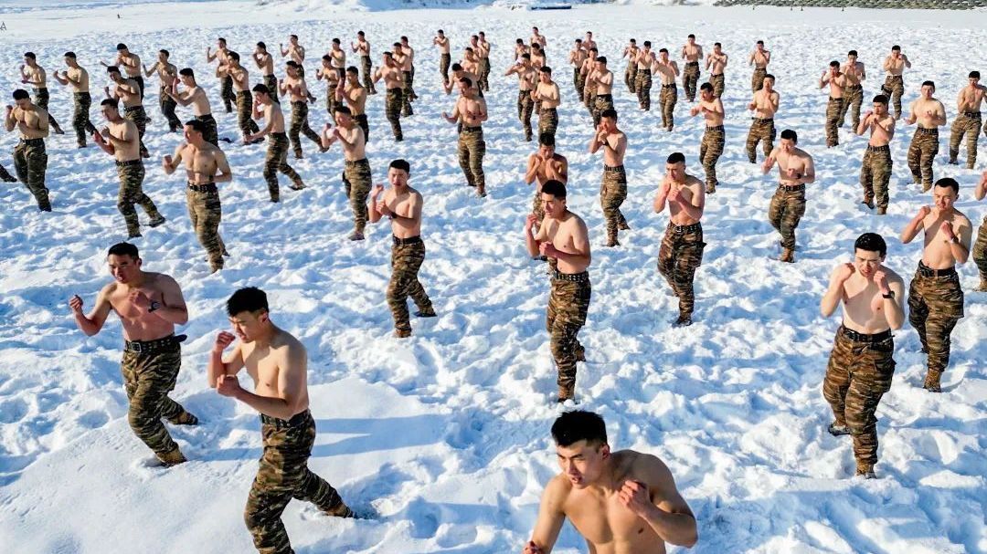 赤膊上阵!看兵哥哥雪地抗寒训练! 赤膊上阵!看兵哥哥雪地抗寒训练!