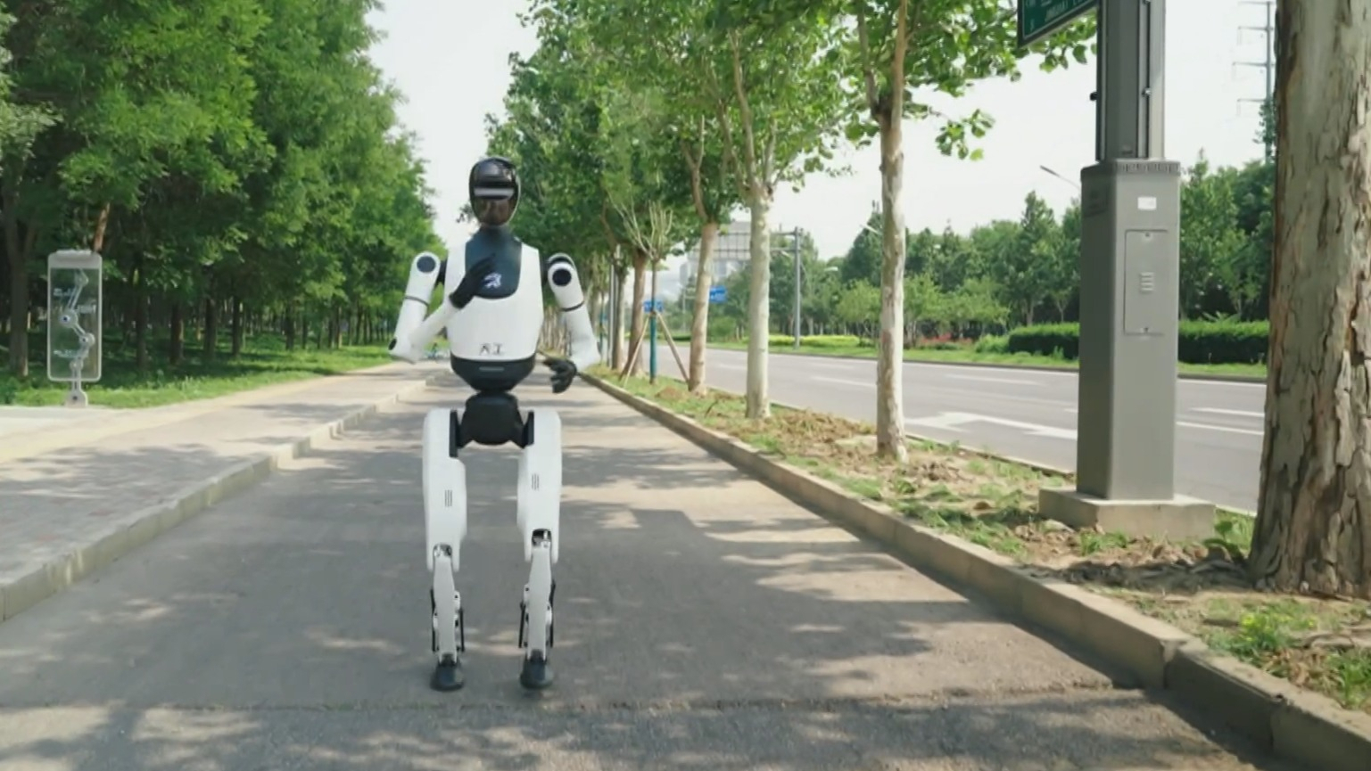 活力中国调研行丨从“仿人”向“类人”演进 北京人形机器人显身手 活力中国调研行丨从“仿人”向“类人”演进 北京人形机器人显身手