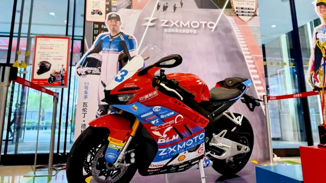 近距离感受国产摩托车魅力!张雪机车冠军同款车型亮相君太百货 近距离感受国产摩托车魅力!张雪机车冠军同款车型亮相君太百货