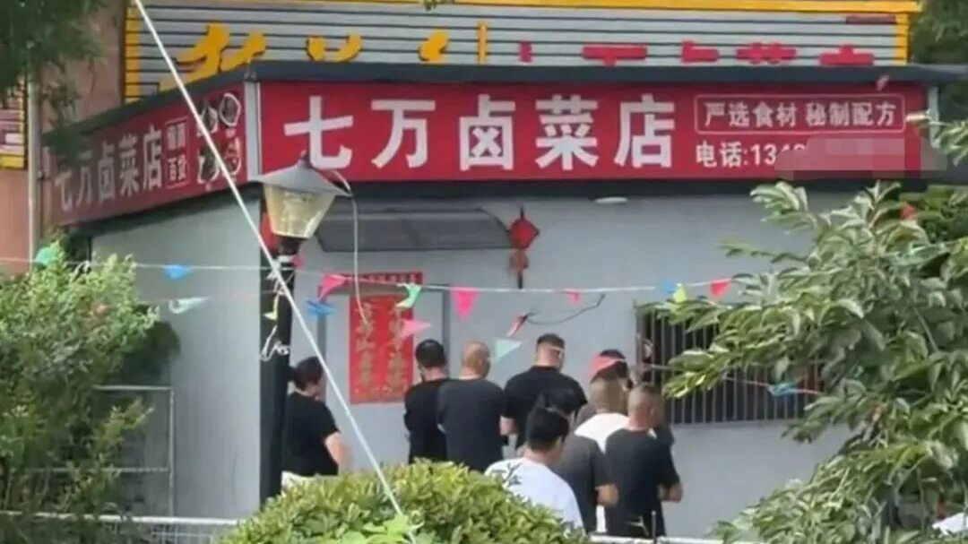 不准问价的网红卤菜店，食材竟放地上遭狗啃，合肥通报