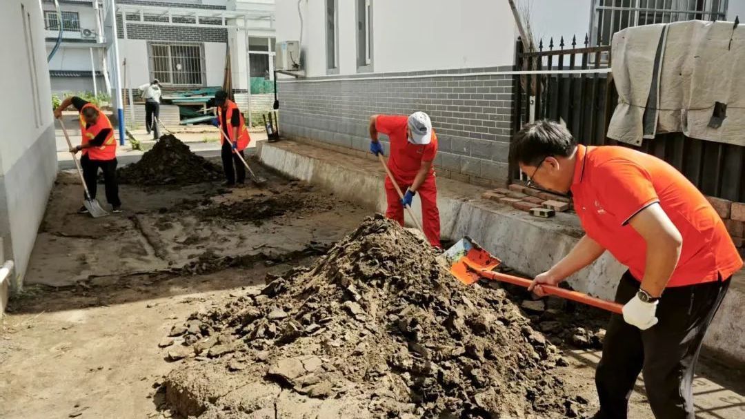 379名环卫职工奔赴琉璃庙镇开展街巷院落清淤