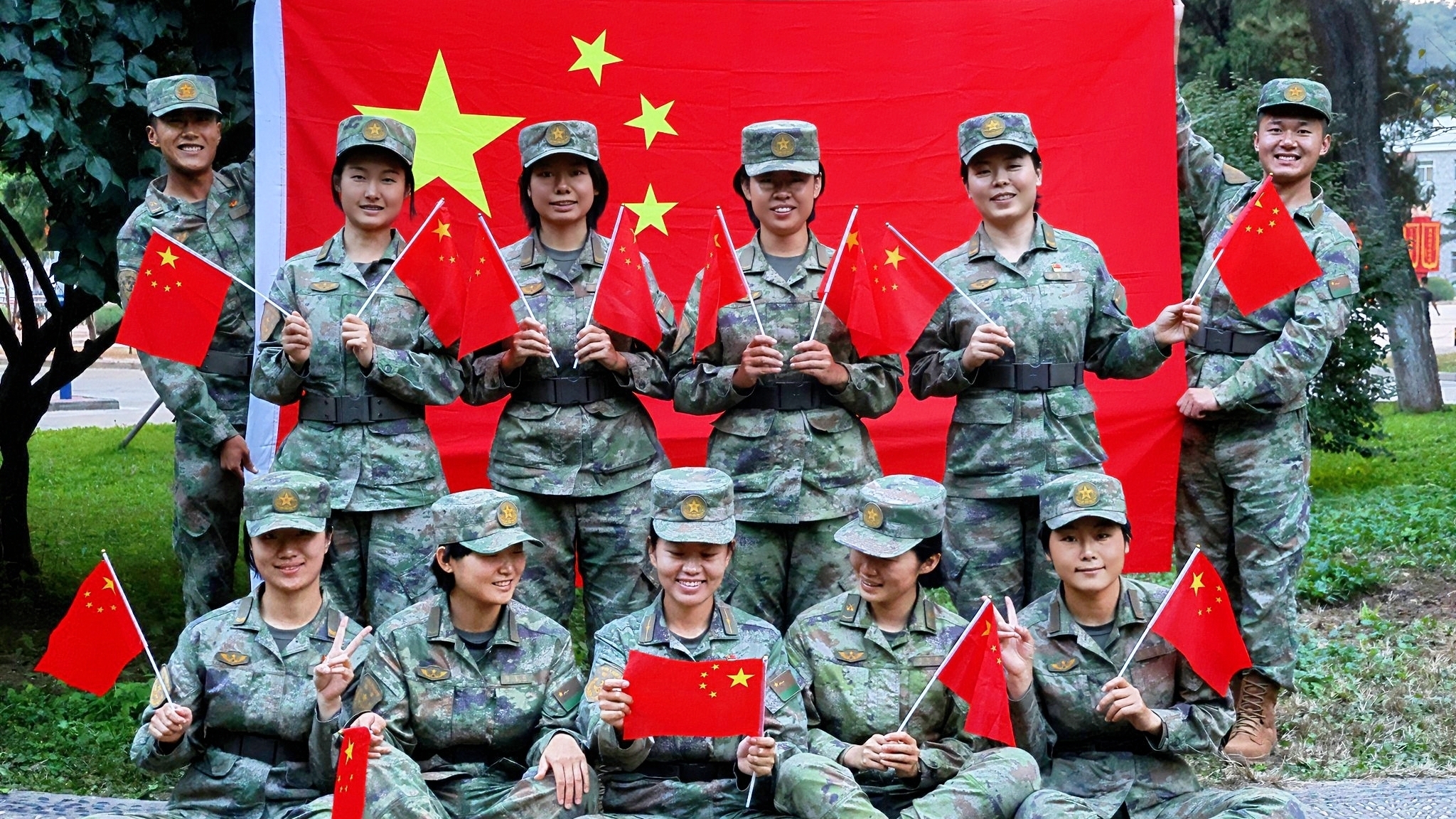 第81集团军某旅官兵与国旗同框合影 祝福伟大的祖国繁荣昌盛 国泰民安 第81集团军某旅官兵与国旗同框合影 祝福伟大的祖国繁荣昌盛 国泰民安