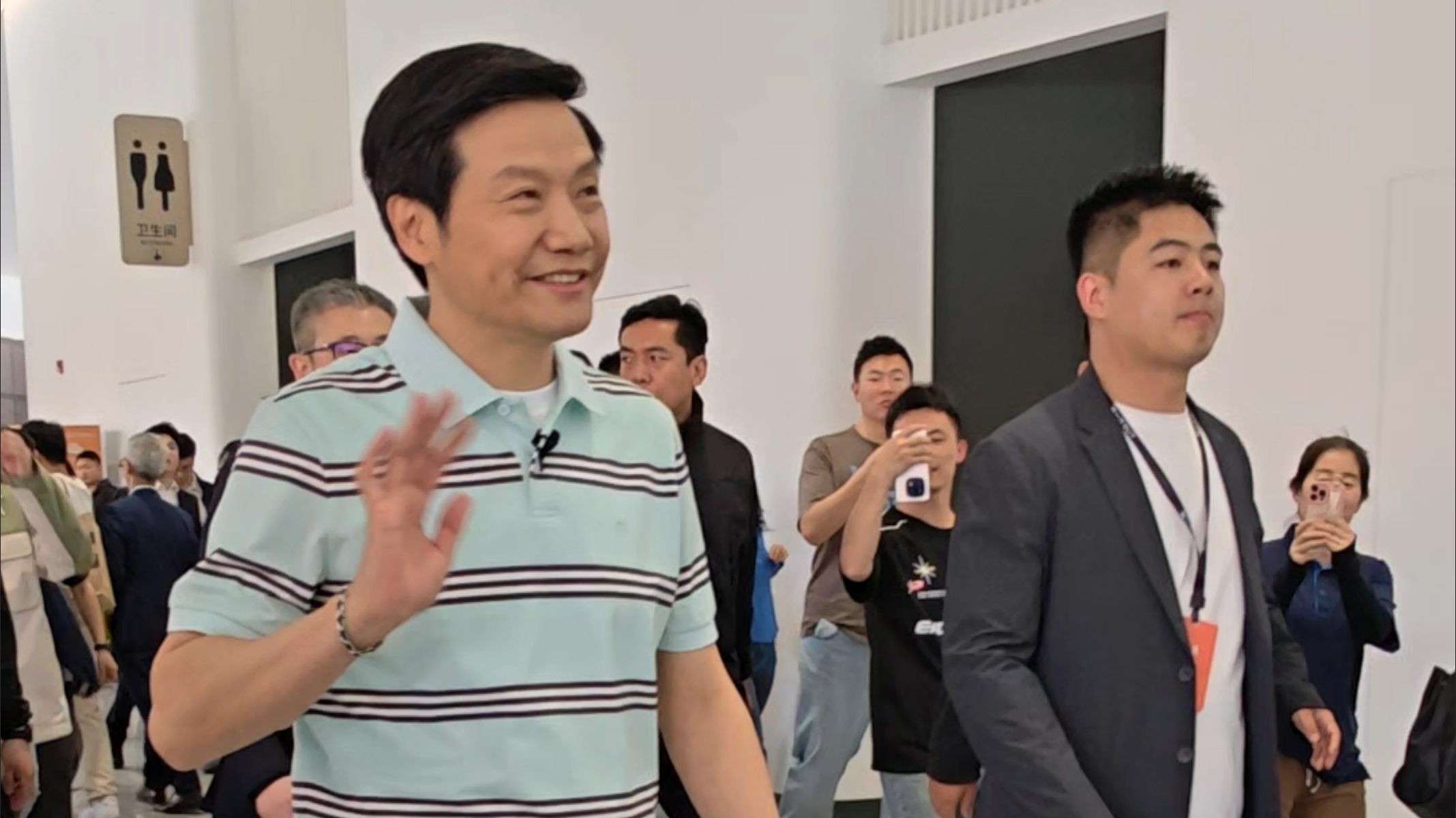 雷军李想合体出现在北京车展首日,雷军hi完你的hi你的 雷军李想合体出现在北京车展首日,雷军hi完你的hi你的