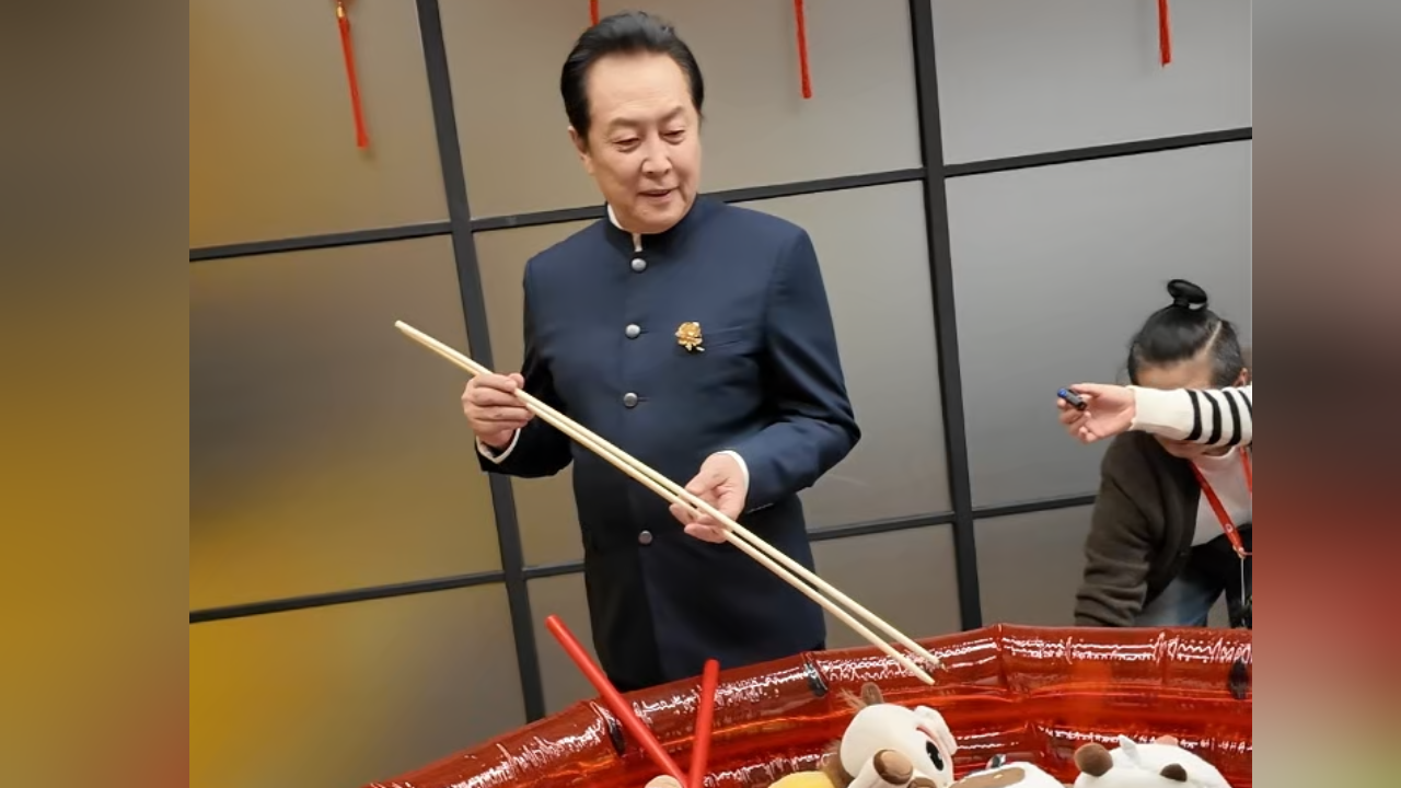 唐国强现身北京台春晚后台玩夹娃娃 一分钟夹了15个喜提第二名 唐国强现身北京台春晚后台玩夹娃娃 一分钟夹了15个喜提第二名