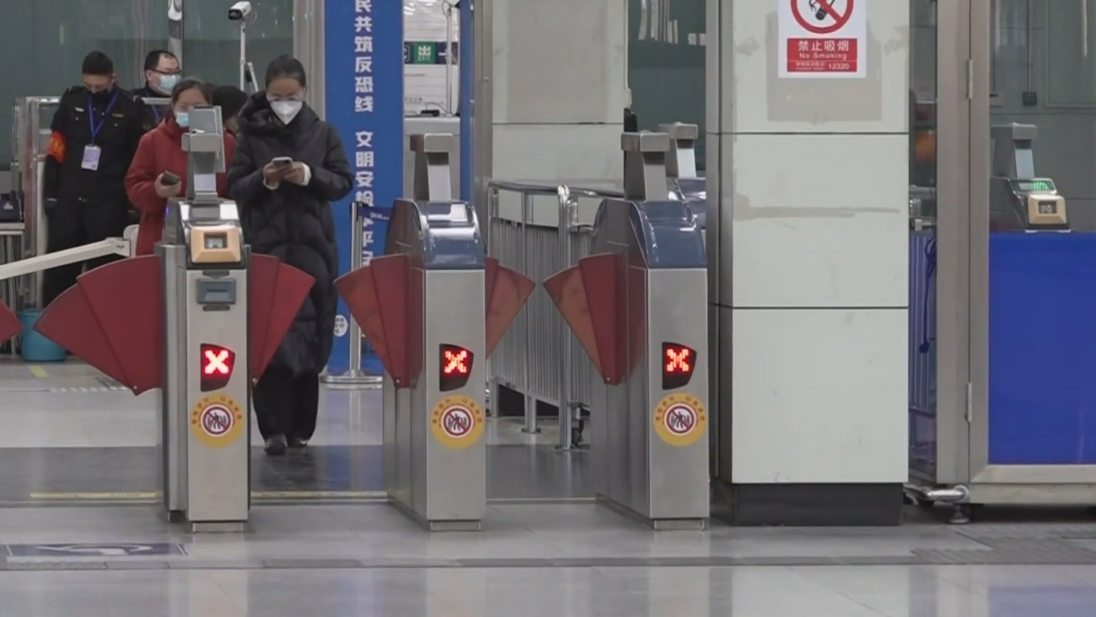 地铁保障出行 环境恢复整洁 司机正常加油 城市运行逐渐恢复正常