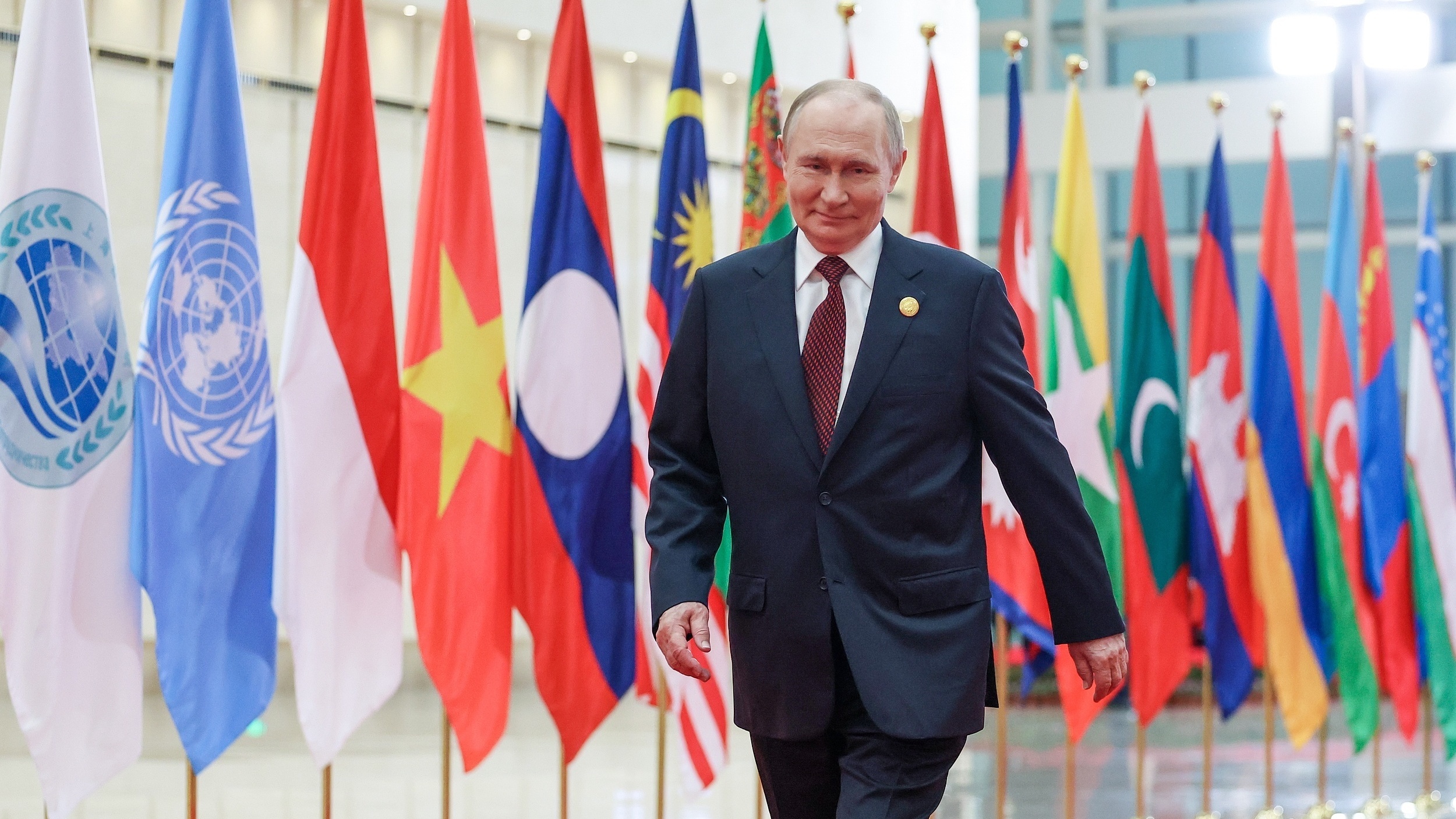 俄罗斯总统普京入场时响起了俄罗斯歌曲《卡林卡》,他边走路边打招呼 俄罗斯总统普京入场时响起了俄罗斯歌曲《卡林卡》,他边走路边打招呼