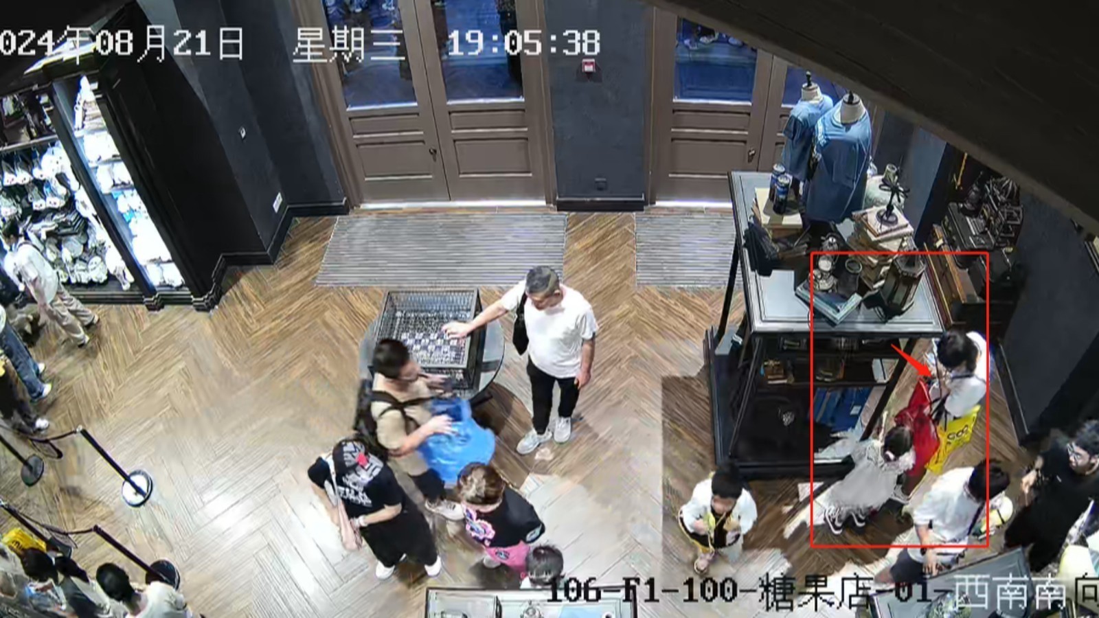 女子多次盗窃环球影城主题商品达251件 法院判决一年六个月缓刑二年