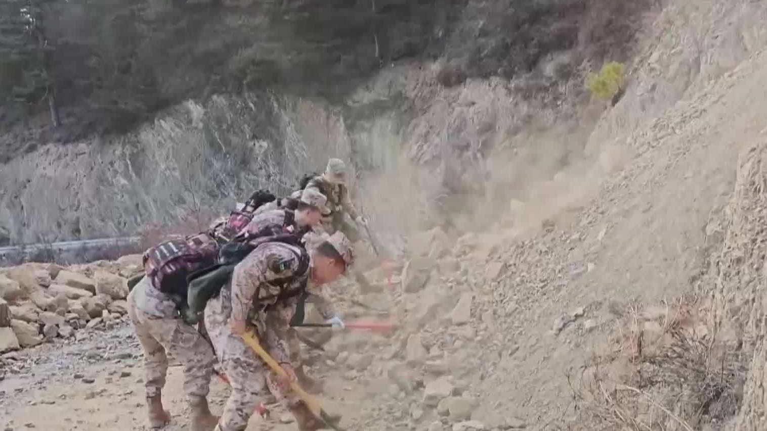 武警官兵赶往甘肃迭部震区展开救援