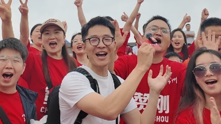 “苏超”常州队vs无锡队，“笔画保卫战”开始前球迷们就嗨起来啦！