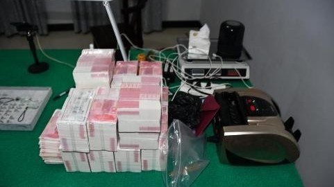 给翡翠抹糖水造假,千万翡翠带货诈骗案告破! 给翡翠抹糖水造假,千万翡翠带货诈骗案告破!