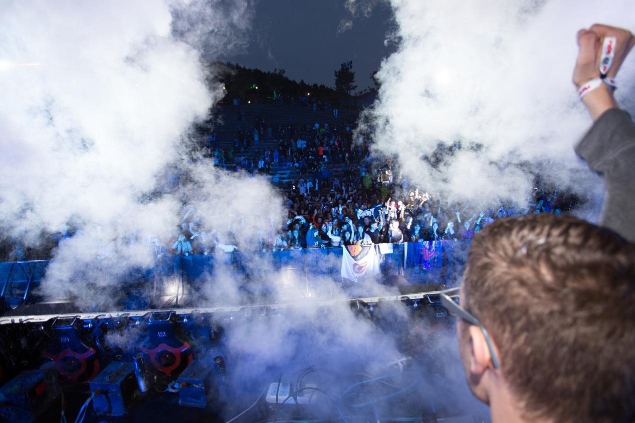 夜晚，在日月岛广场观看跨年音乐会，感受民乐国潮与摇滚音乐的激烈碰撞。