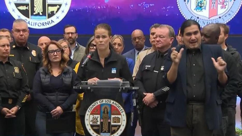 洛杉矶山火已致10人死亡,加州州长给拜登打了5个电话都没打通...... 洛杉矶山火已致10人死亡,加州州长给拜登打了5个电话都没打通......