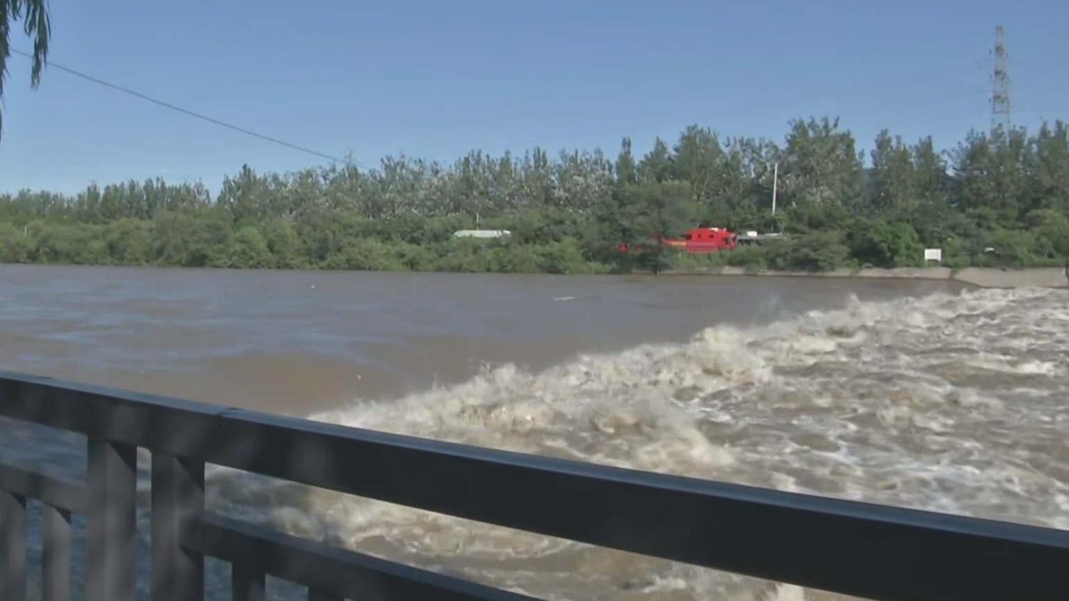 风雨最前线丨密云区水务部门及时加固潮河沿岸边坡