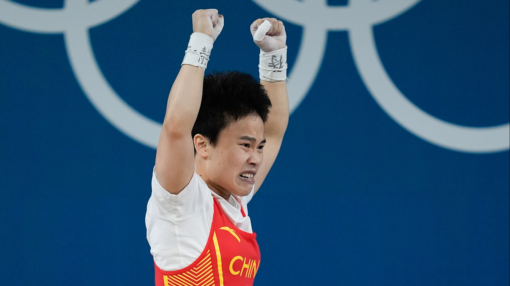 第25金！成功卫冕+破纪录！侯志慧夺得举重女子49公斤级金牌