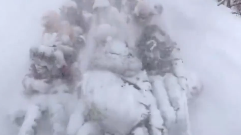 南方人到东北体验滑雪项目 笑容冻僵在脸上 变成移动雪人 南方人到东北体验滑雪项目 笑容冻僵在脸上 变成移动雪人