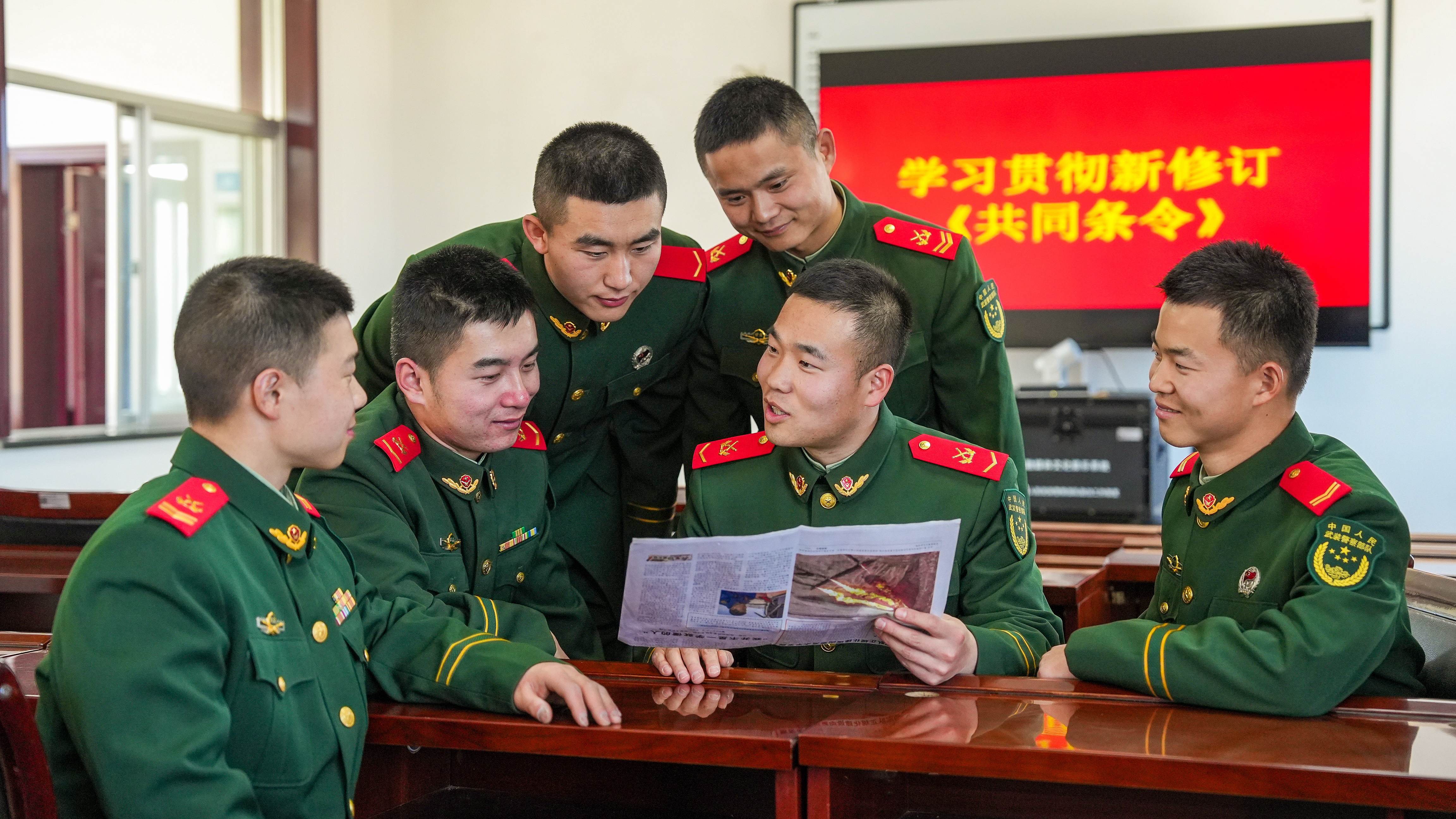 武警官兵以学促行 掀起共同条令学习热潮 武警官兵以学促行 掀起共同条令学习热潮