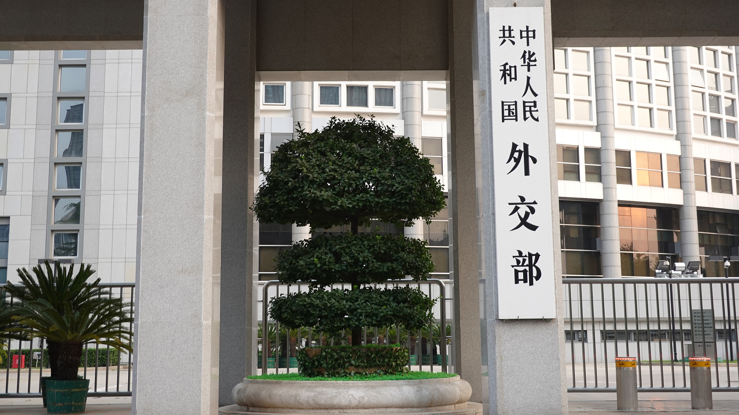 法国总统马克龙将访华 外交部介绍情况