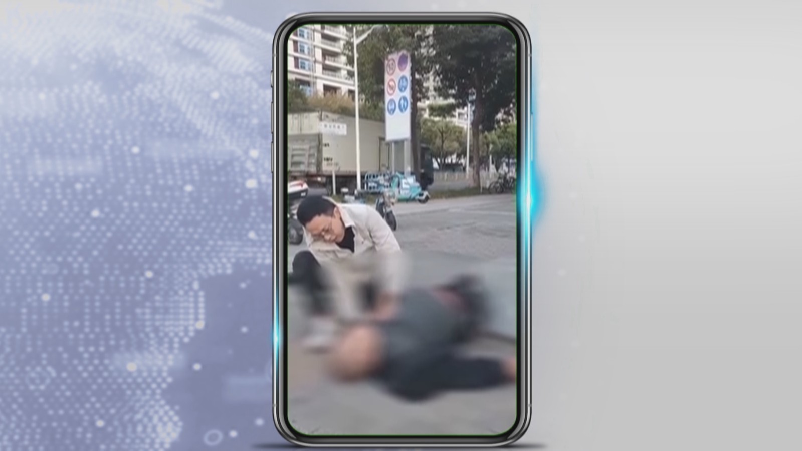 中年男子突发心梗 医生路过跪地施救 中年男子突发心梗 医生路过跪地施救