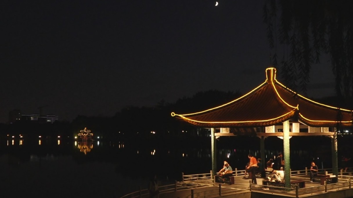 点亮京城夏夜!陶然亭公园晚间湖光市集吸引市民打卡 点亮京城夏夜!陶然亭公园晚间湖光市集吸引市民打卡