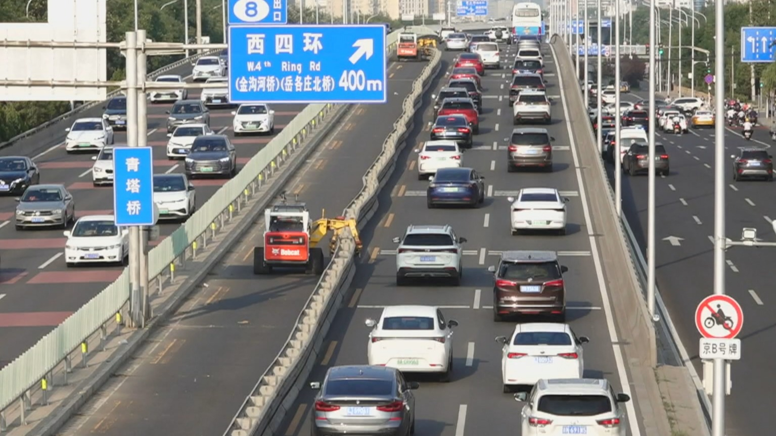 外国博主拍摄莲石路潮汐车道火出圈 外国博主拍摄莲石路潮汐车道火出圈