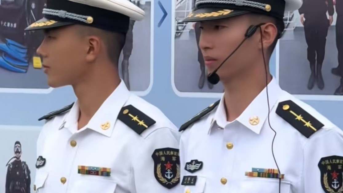 青岛舰艇开放日讲解员因颜值出圈