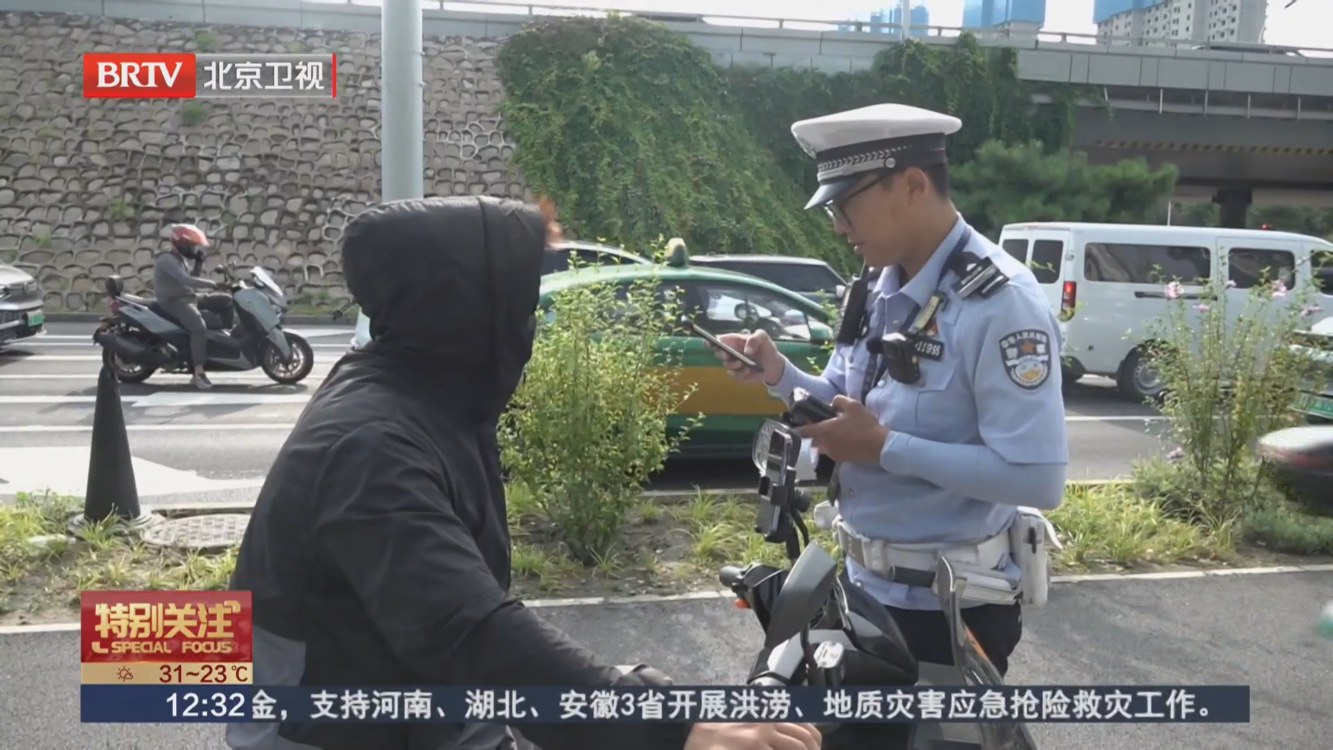 雨后头盔潮湿 交警支招除湿 雨后头盔潮湿 交警支招除湿