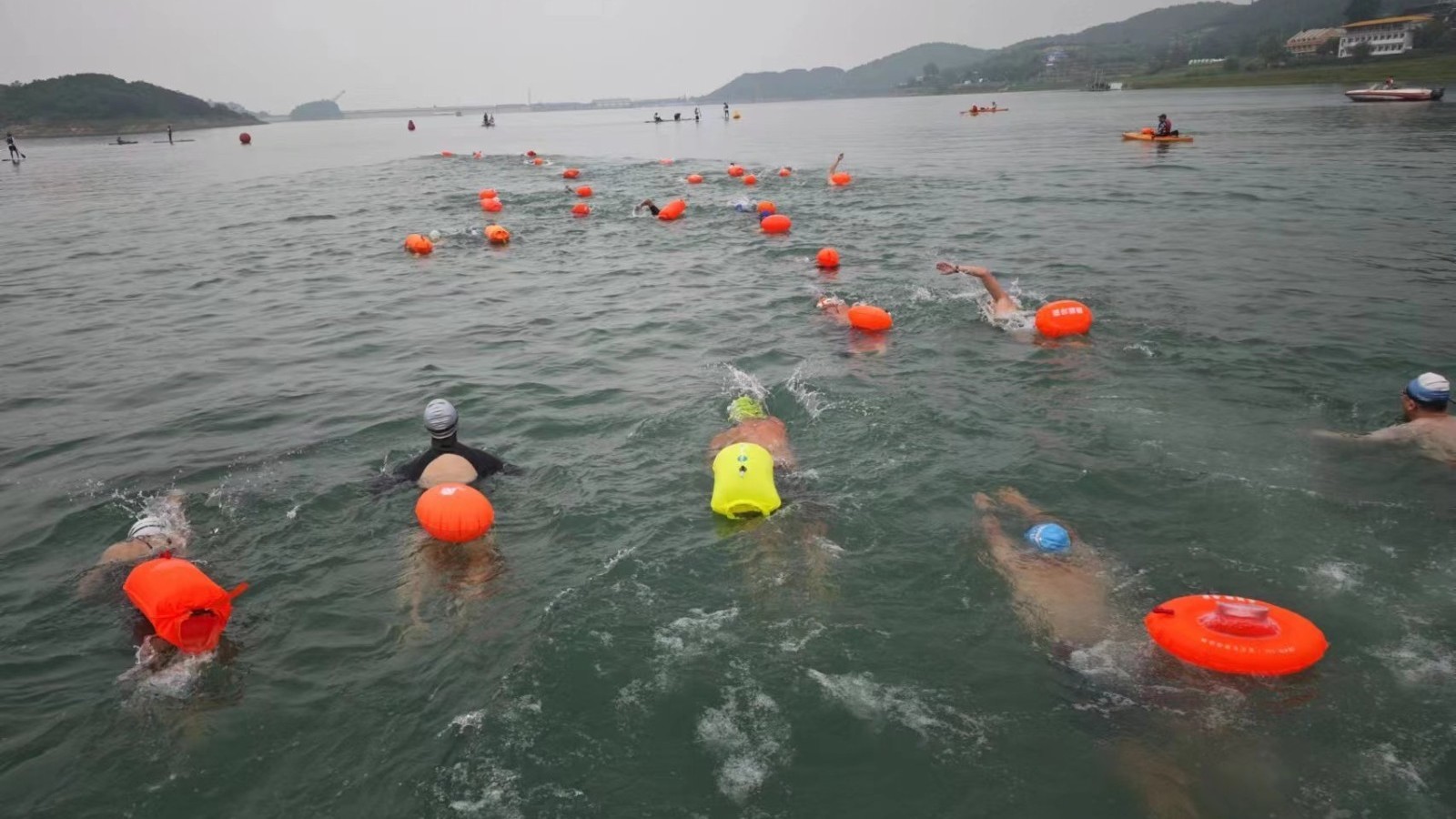 北京平谷举办横渡金海湖活动 再掀运动热潮 北京平谷举办横渡金海湖活动 再掀运动热潮