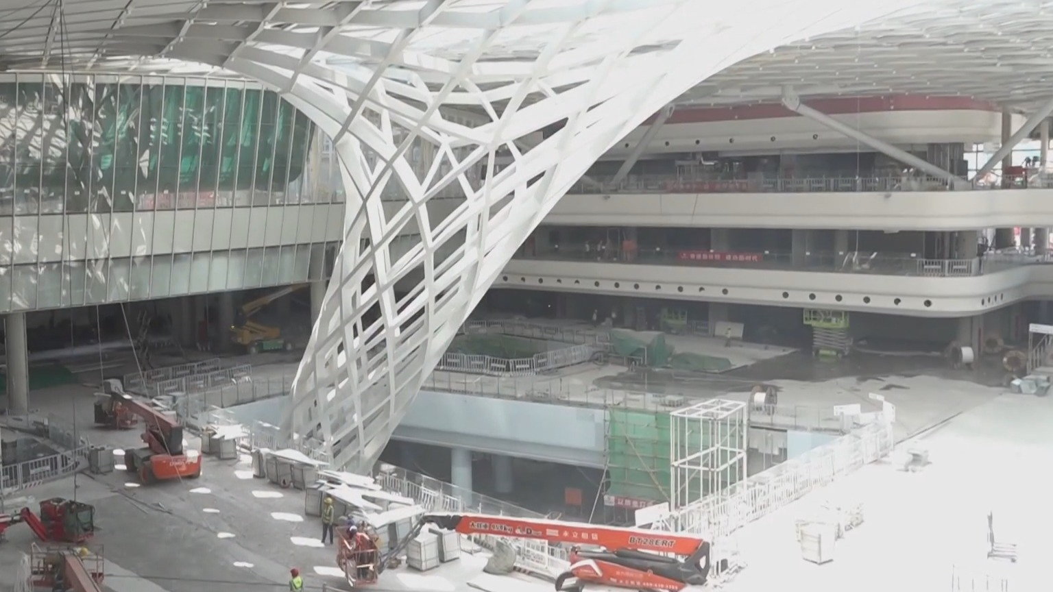 北京朝阳站交通枢纽建设进入冲刺阶段 错峰作业应对高温 北京朝阳站交通枢纽建设进入冲刺阶段 错峰作业应对高温