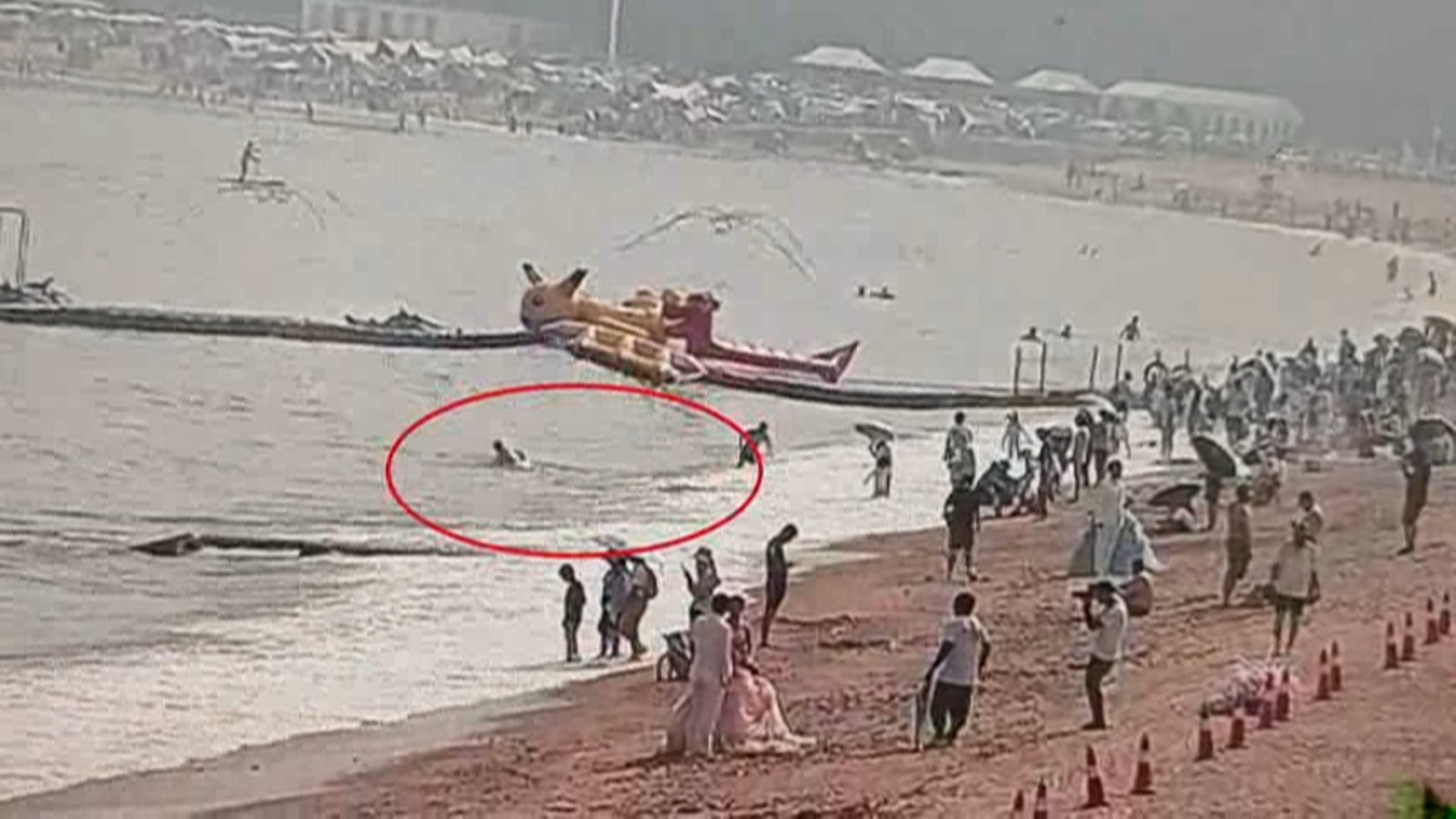 少年被海浪卷走 保安冲进海里救人 少年被海浪卷走 保安冲进海里救人