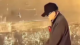 88岁大爷气力十足献唱国粹 文昌阁下门洞添上“混响”