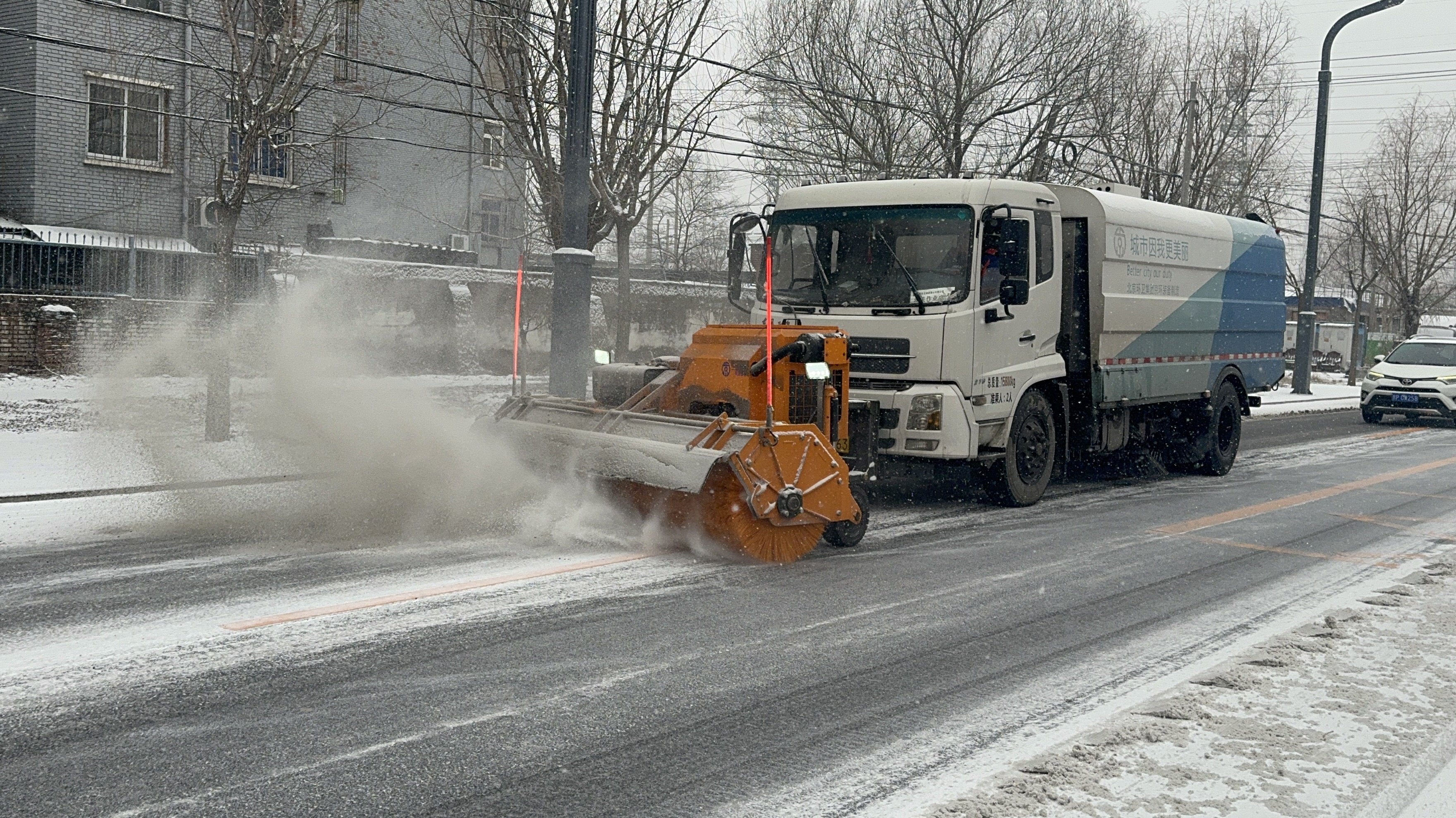 北京环卫集团迎战今冬第一场雪