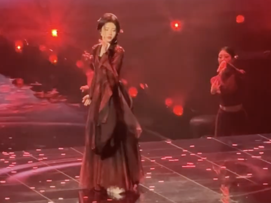 鞠婧祎一袭红衣唱跳《落》，和古风歌曲的适配度拉满