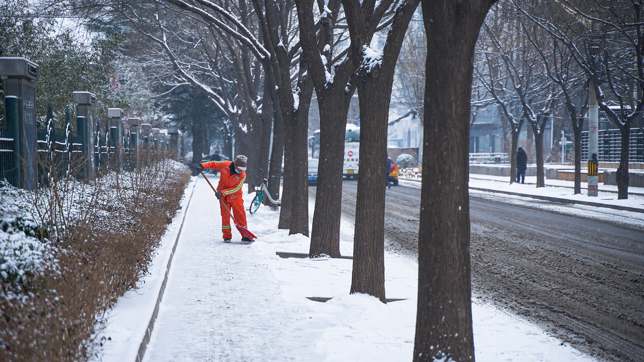 全力以赴做好扫雪铲冰准备工作 全市已备勤3.5万人 扫雪铲冰车5121辆