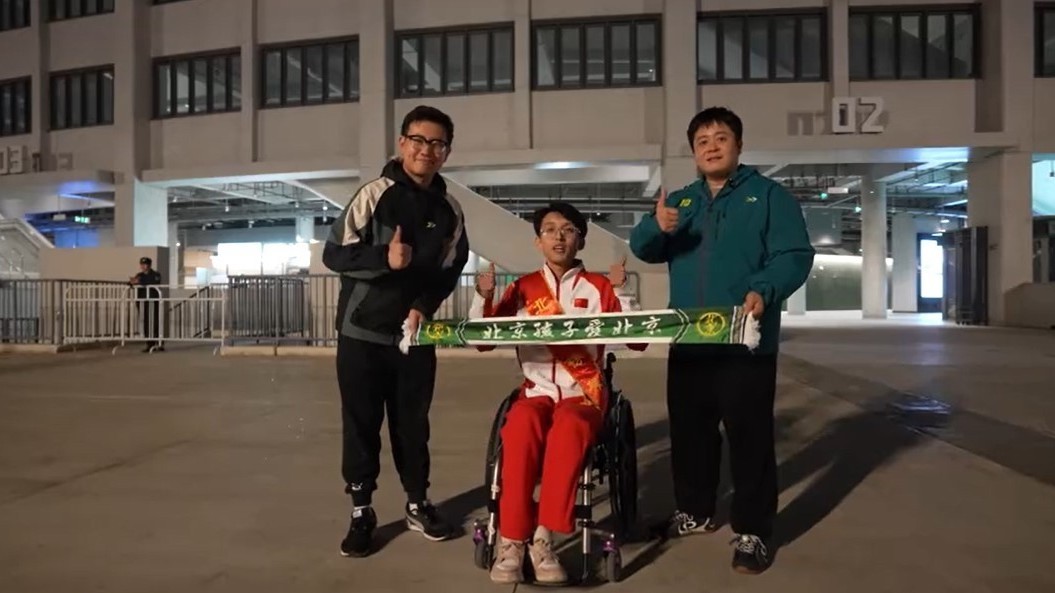 首都文明播报：工体近6万球迷向北京榜样、冬残奥冠军杨金桥致敬