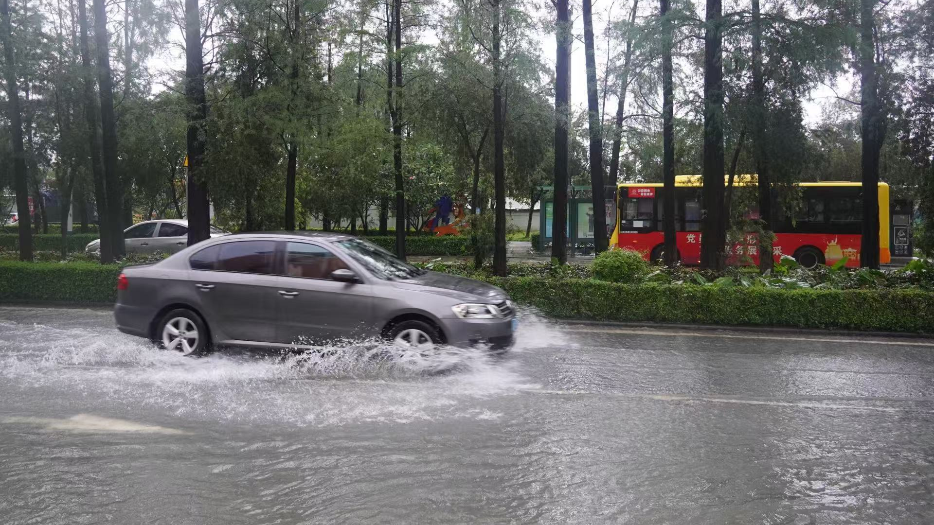 广东江门开平全市范围内停工、停课 深圳发布暴雨橙色预警信号 广东江门开平全市范围内停工、停课 深圳发布暴雨橙色预警信号