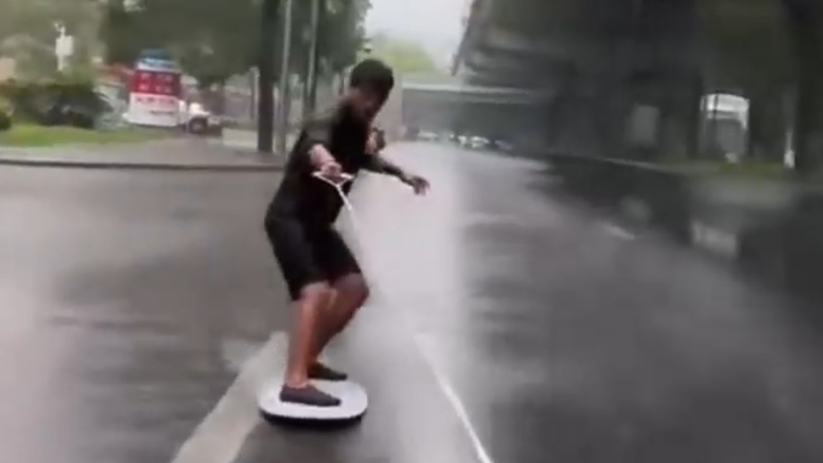 成都突降暴雨 部分路面积水严重 面对积水成都人有自己的交通工具