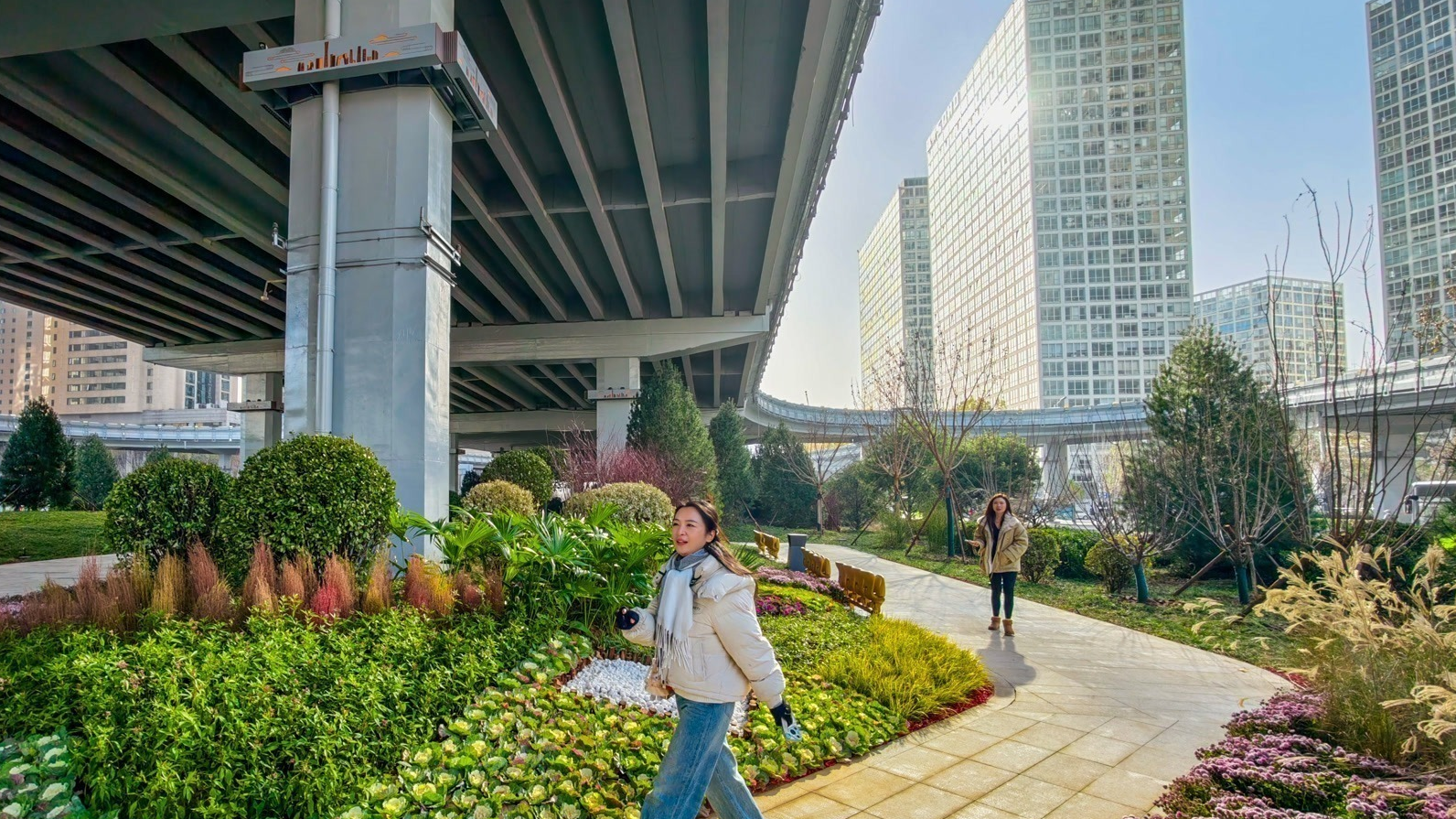 国贸桥下“变”出花园廊道！空间真正还给市民
